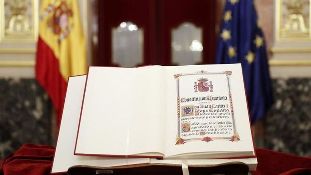 Libro de la Constitución Española abierto en el Congreso